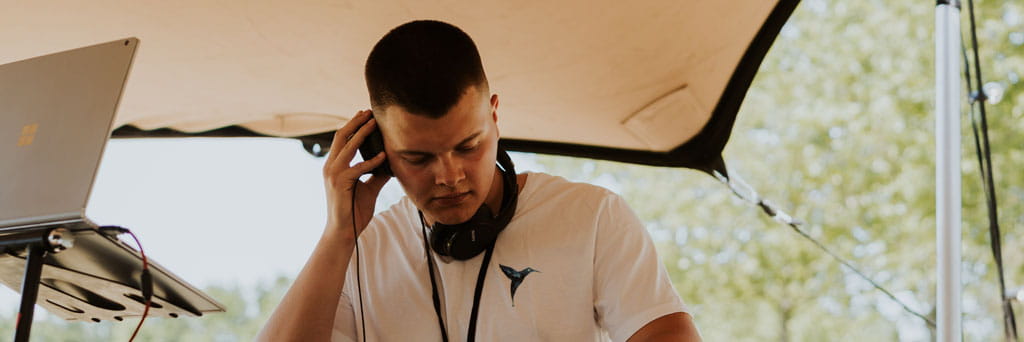 Junger DJ mit Kopfhörer